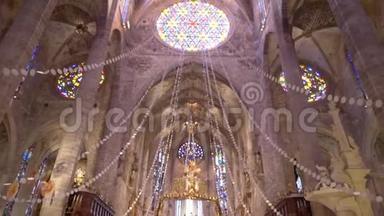 欧洲教堂内部装饰精美。 库存。 修道院教堂的柱子上有染污
